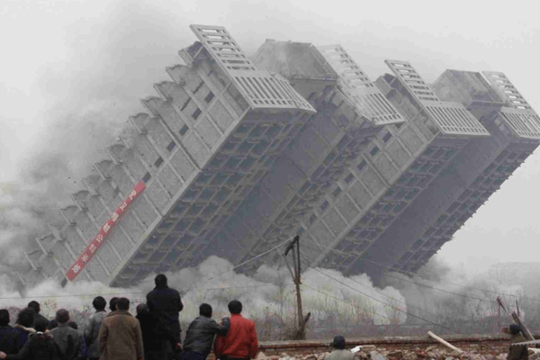 Soñar con edificio cayendo