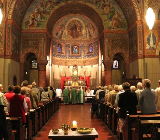 Soñar con un pastor o sacerdote