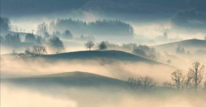 Soñar con niebla que caen en la tierra