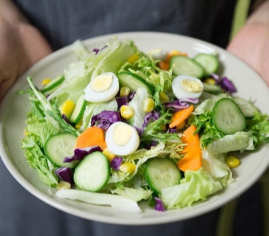 Soñar con ensalada