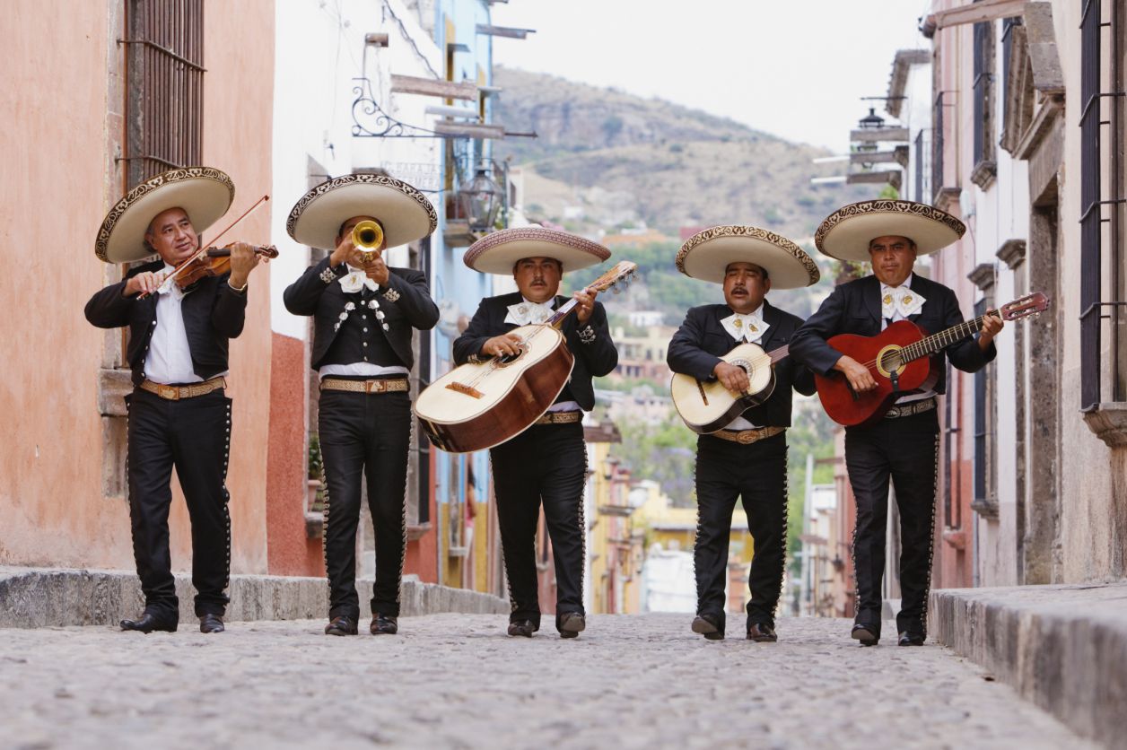 Soñar con serenata de mariachi